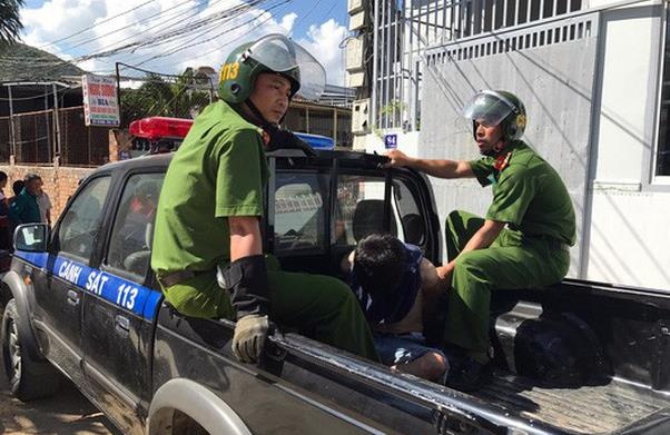 Khoi to 2 bi can nem cat, thu dao de doa canh sat hinh anh