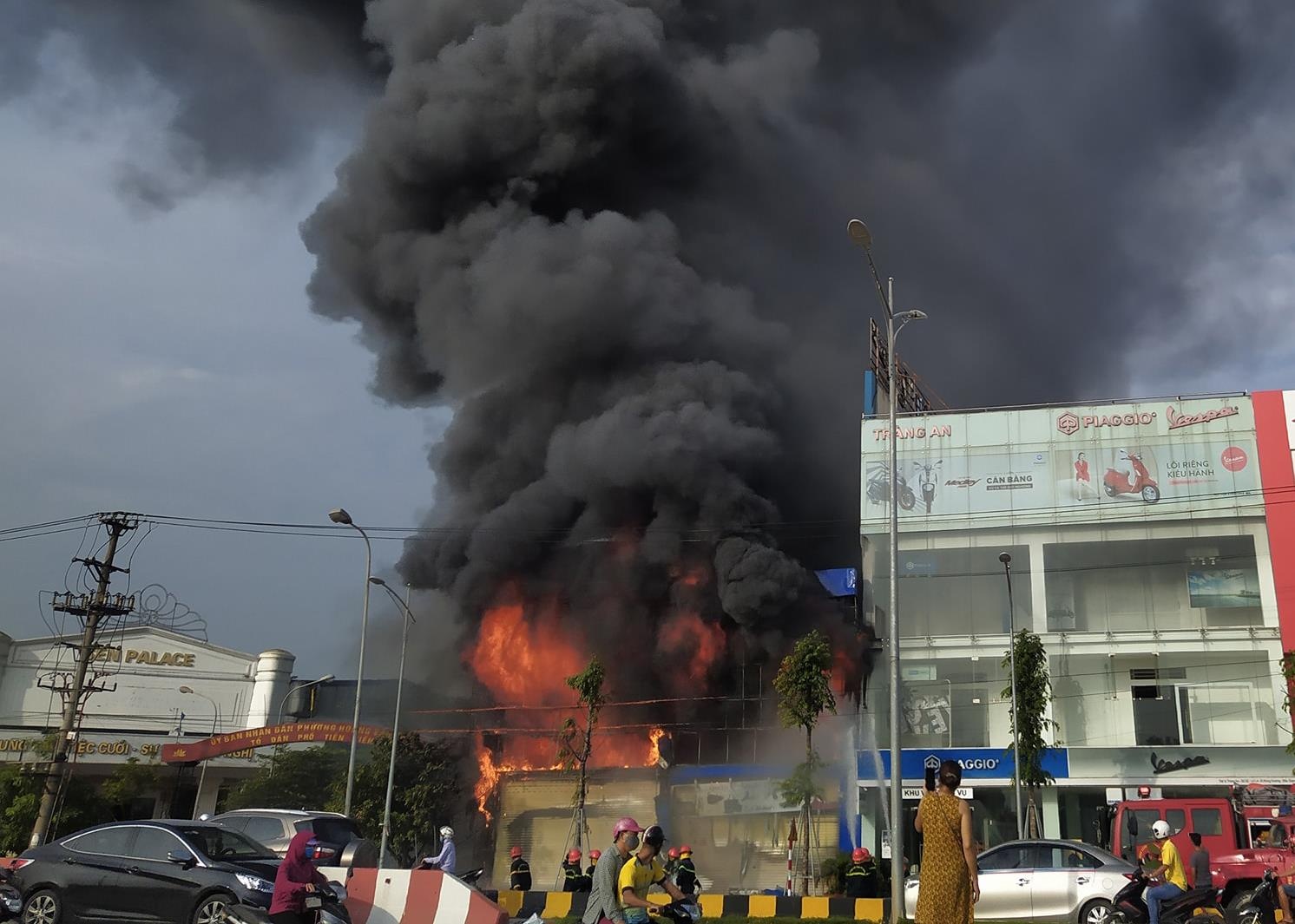 Chay lon tai sieu thi 90K, khoi boc cao hang chuc met hinh anh