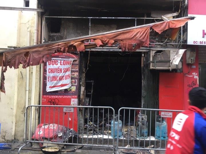 Chay nha bep o cua hang banh tren pho co sau tieng no lon hinh anh