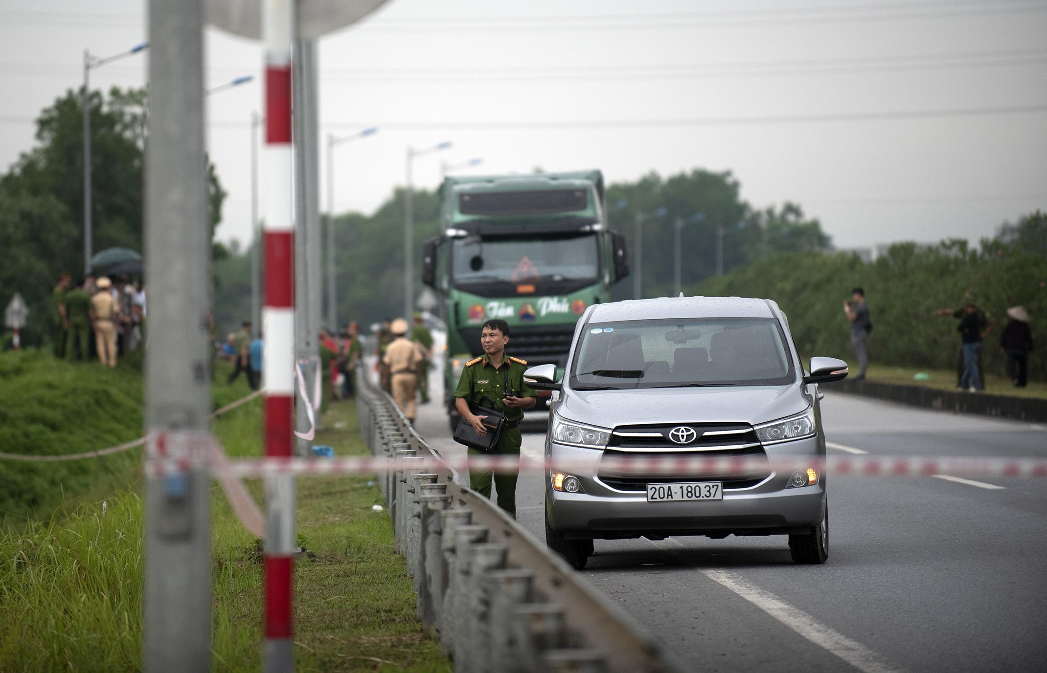 Xe container dam Innova di lui cao toc anh 1