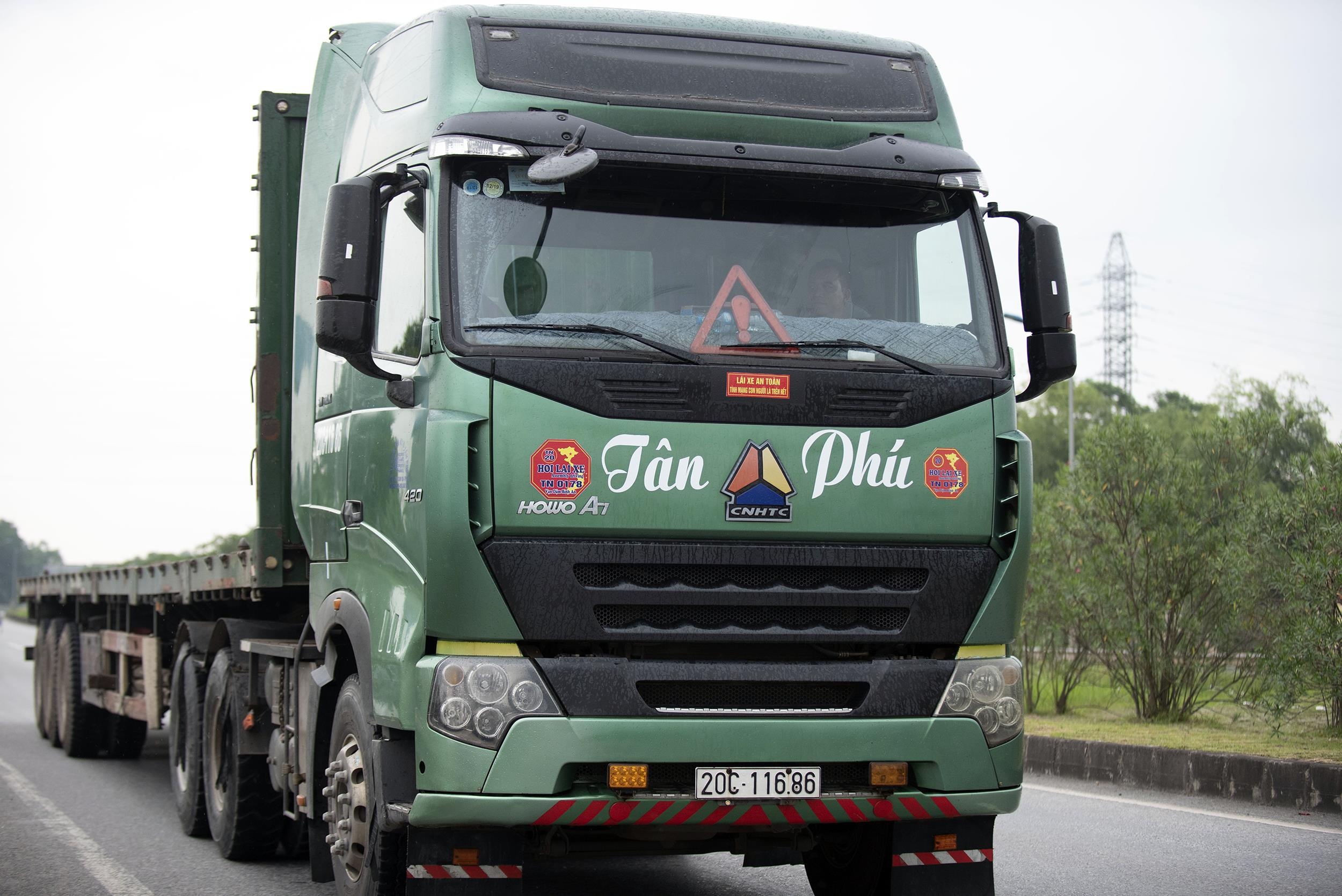 Xe container dam Innova di lui cao toc anh 8