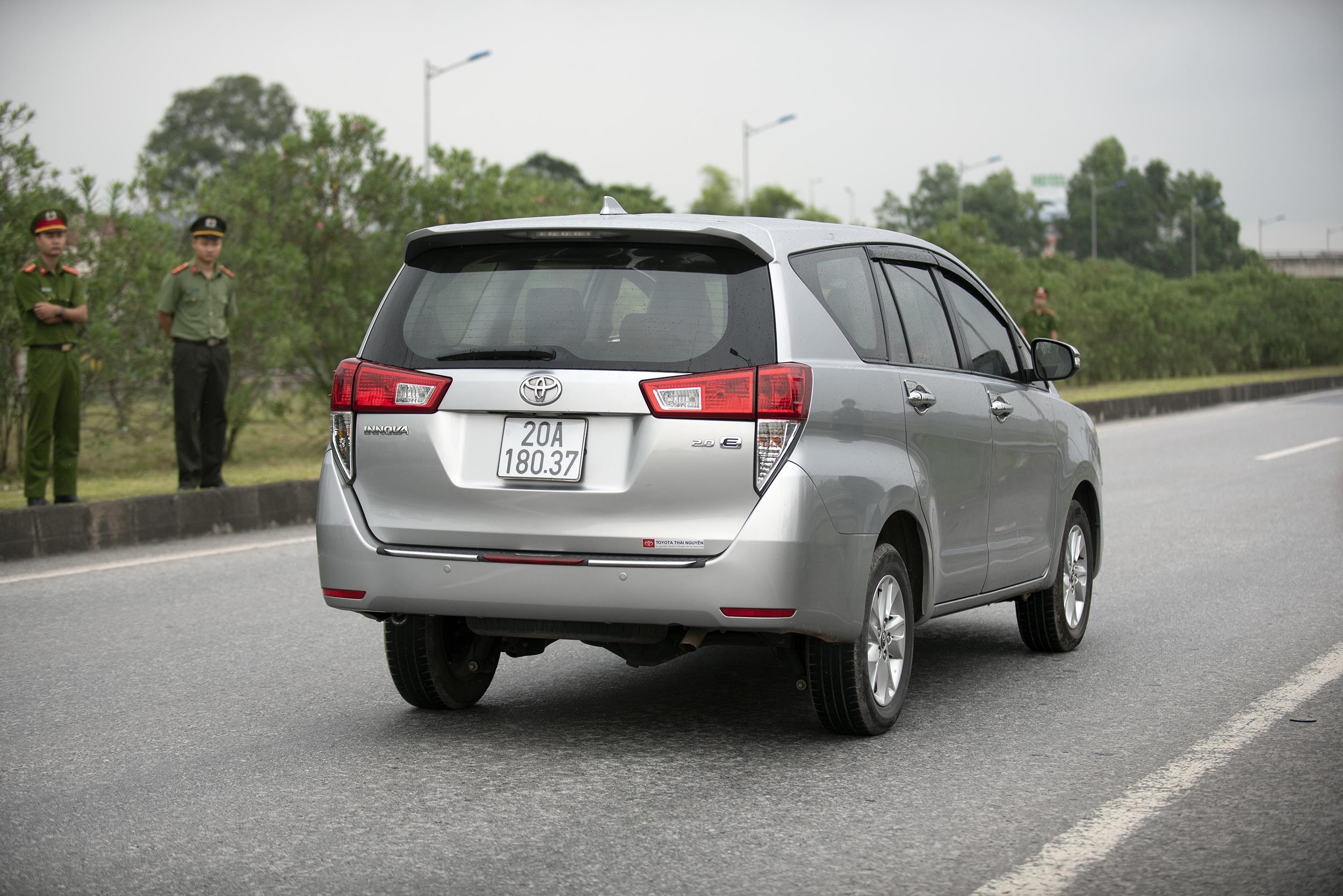 Xe container dam Innova di lui cao toc anh 3