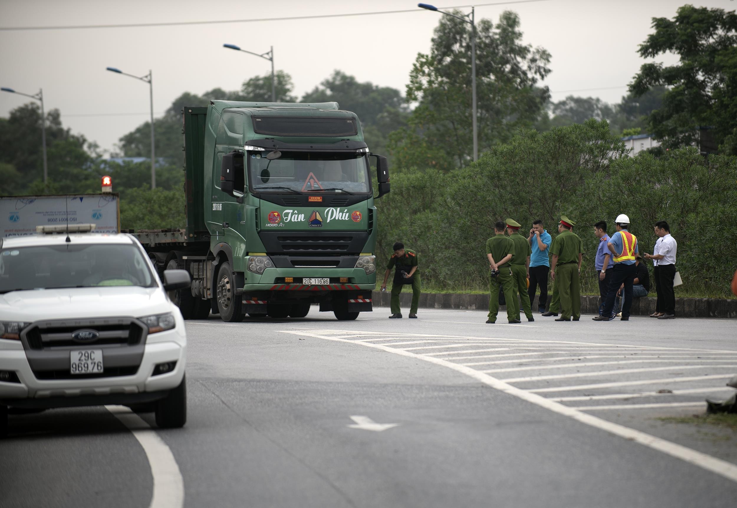 Xe container dam Innova di lui cao toc anh 4