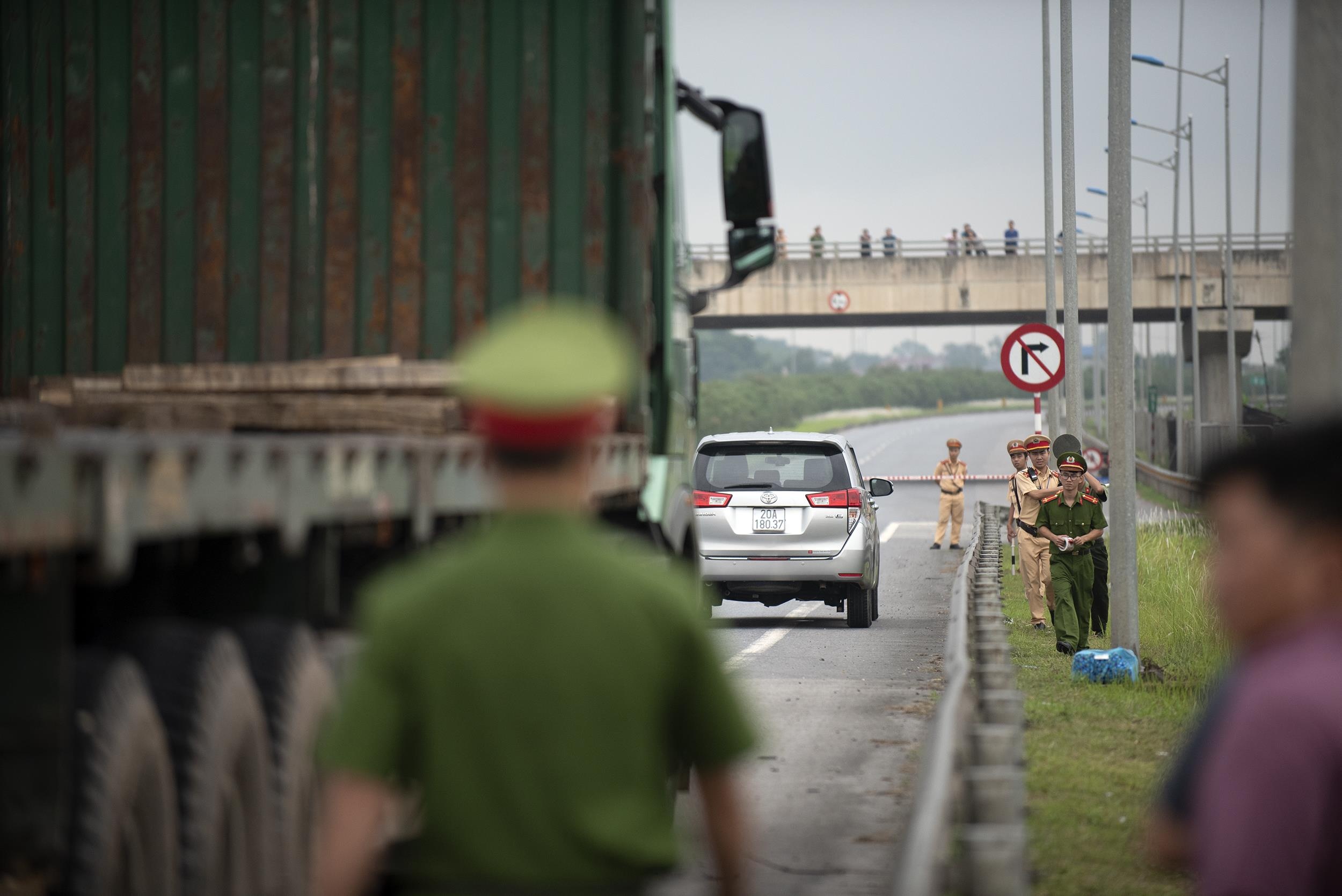 Xe container dam Innova di lui cao toc anh 5