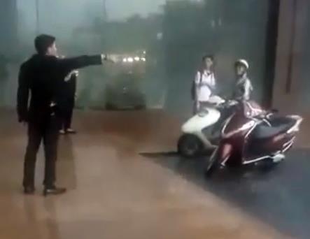 Nhan vien khach san Grand Plaza xua duoi nguoi tranh tru con dong hinh anh