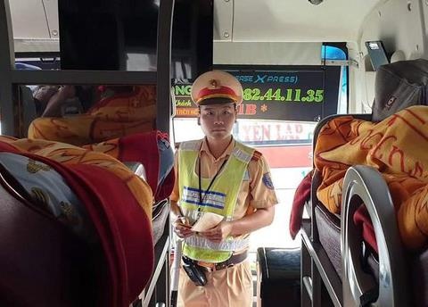 Xe khach 45 cho cho gan 90 nguoi di nghi le 2/9 hinh anh