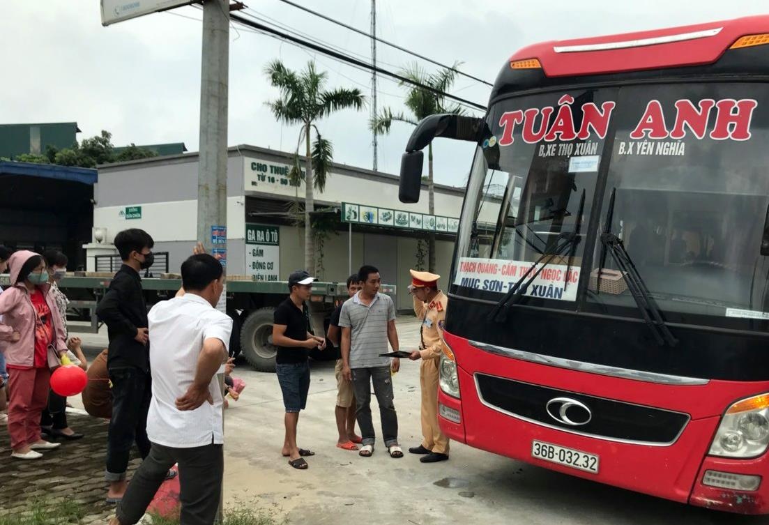 CSGT bat xe khach nhoi nhet anh 1