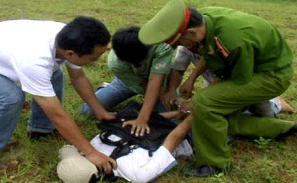 Canh sat vay bat nhom van chuyen 50 kg ma tuy hinh anh