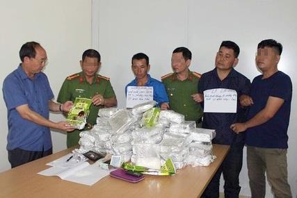 Canh sat bat 50 kg ma tuy anh 1