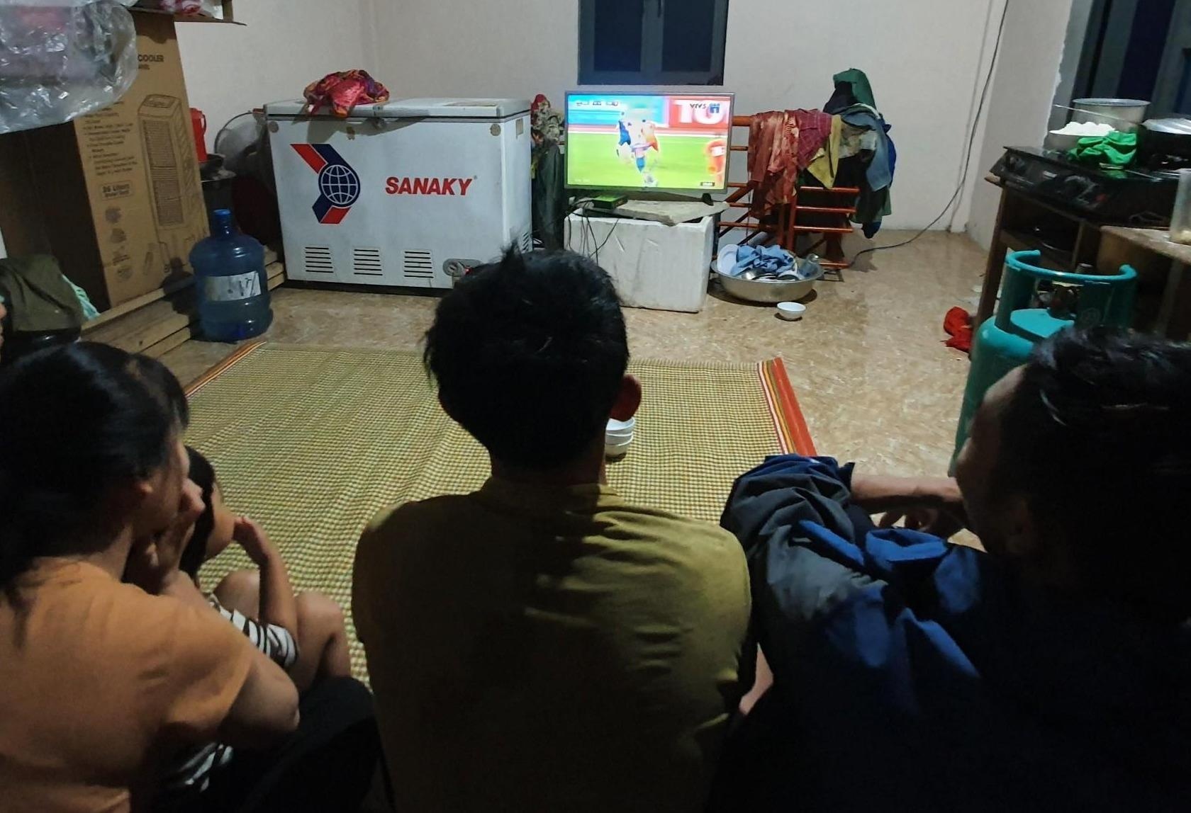 Ngap gan toi noc nha, dan vung lu van di xem tran bong VN - Thai Lan hinh anh