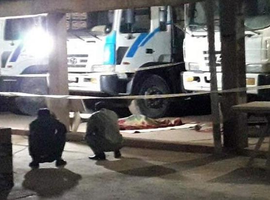 Tai xe tu vong duoi gam cabin xe ben hinh anh