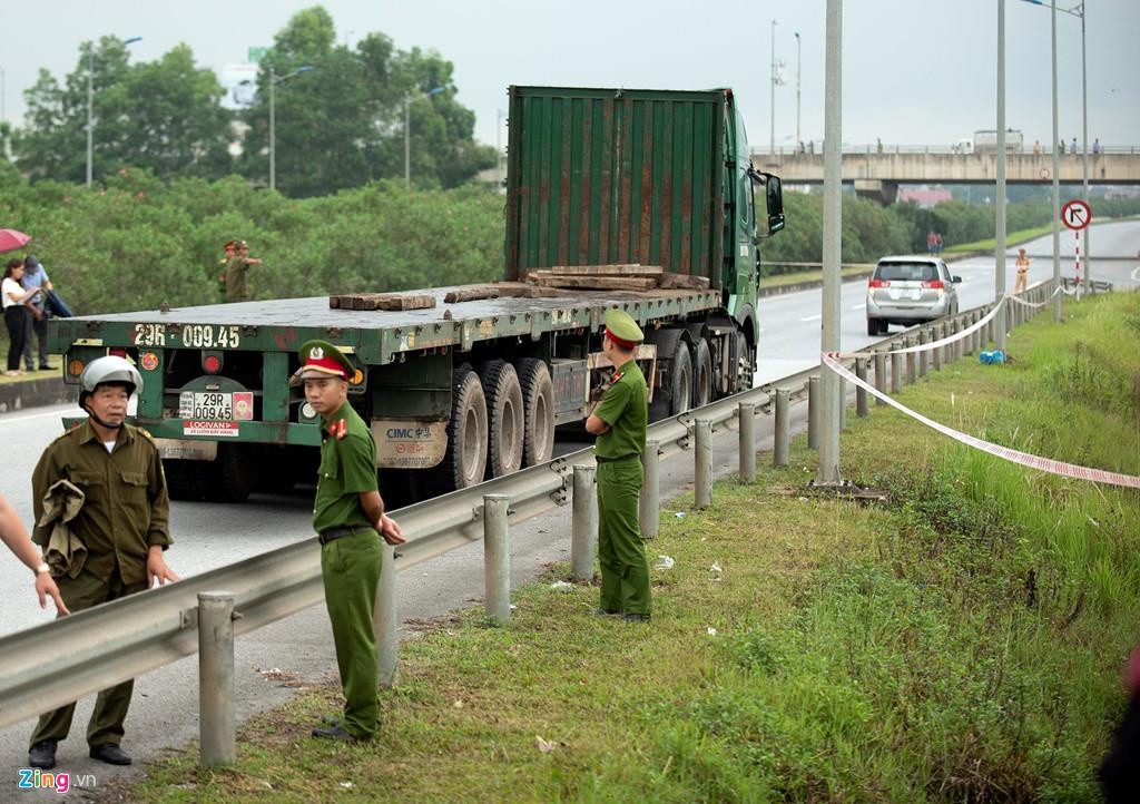 Xe container đâm Innova đi lùi cao tốc ảnh 2 Xe container dam Innova di lui cao toc anh 2