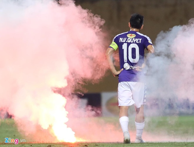 Dot phao sang tren san van dong anh 1
