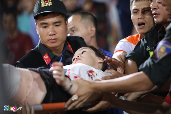 Cổ động viên bị bắn pháo sáng ảnh 1 Co dong vien bi ban phao sang anh 1