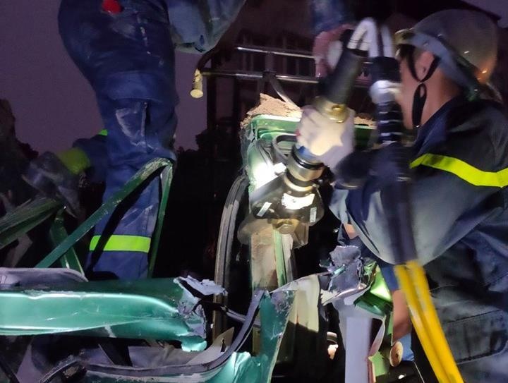 Cat cabin xe tai cuu tai xe sau tai nan lien hoan hinh anh