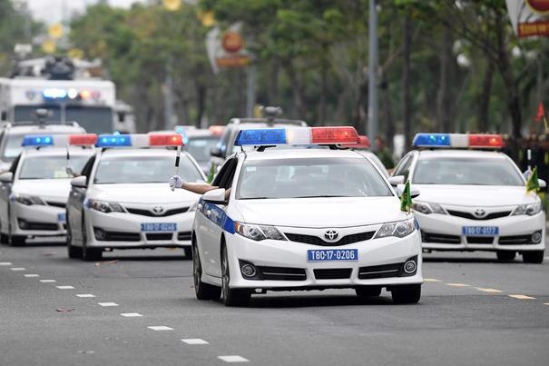 Nu tai xe can tro xe uu tien bi phat 2,5 trieu hinh anh