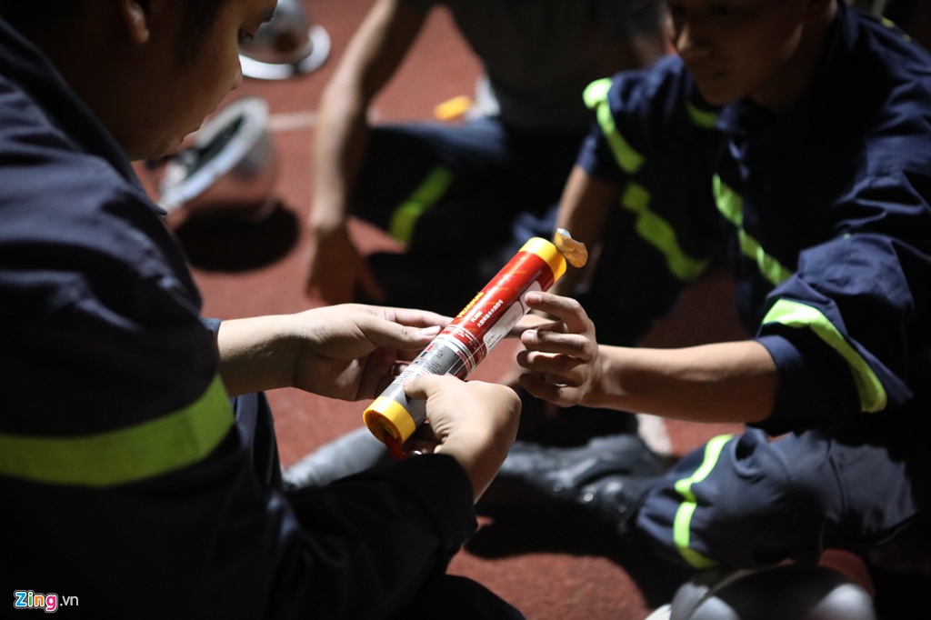 Bắt cổ động viên đốt pháo sáng ảnh 1 Bat co dong vien dot phao sang anh 1