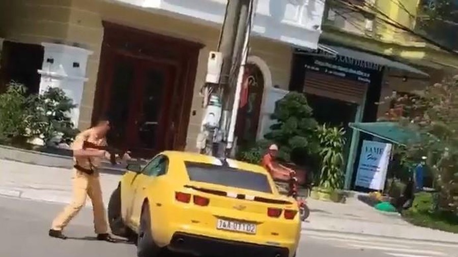 CSGT dung AK dap kinh oto anh 1