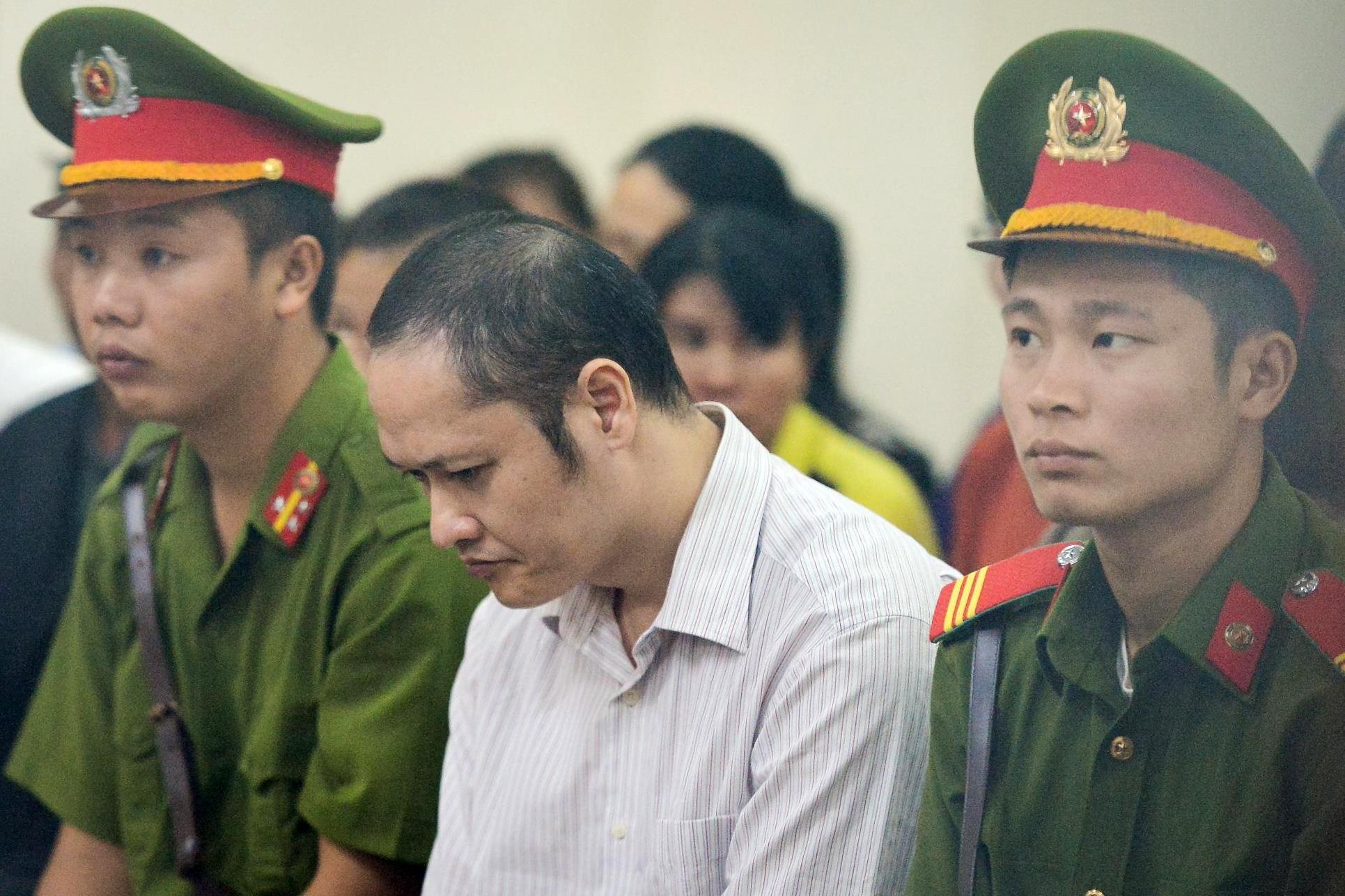 Vo ong Trieu Tai Vinh vang mat tai phien xu vu sua diem thi hinh anh