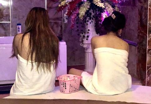 Tiem massage co chan dai tam chung voi khach hinh anh