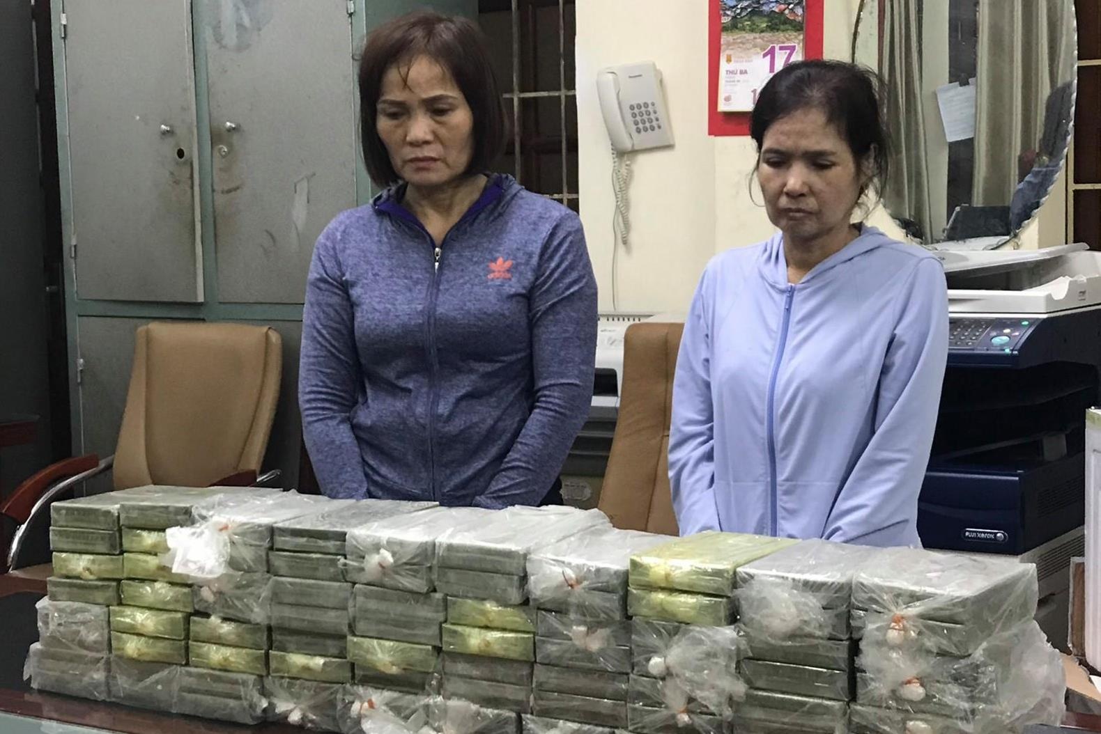 Hang chuc canh sat vay bat 3 phu nu giao dich 80 banh heroin hinh anh
