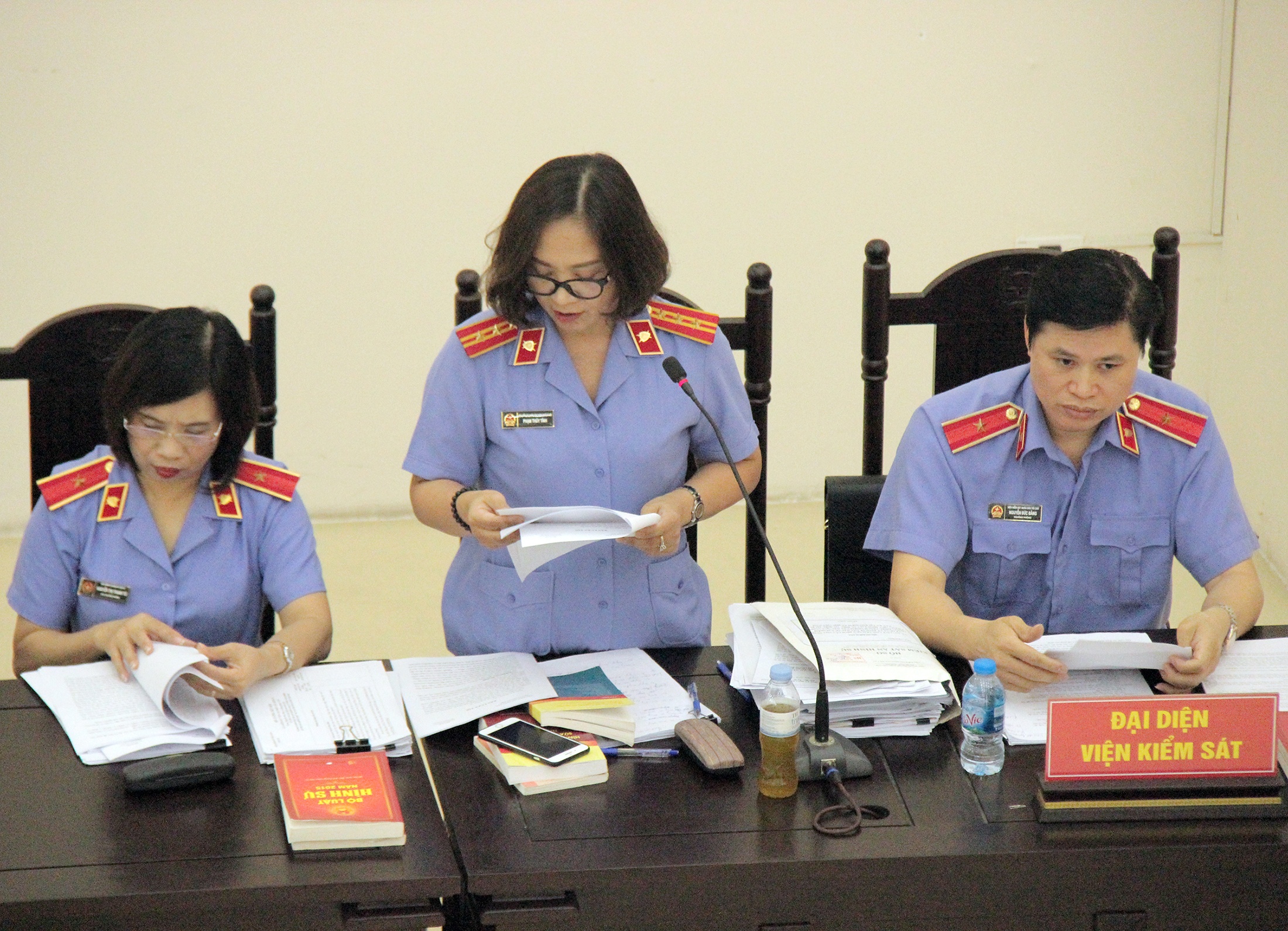 Xet xu ong Le Bach Hong anh 2