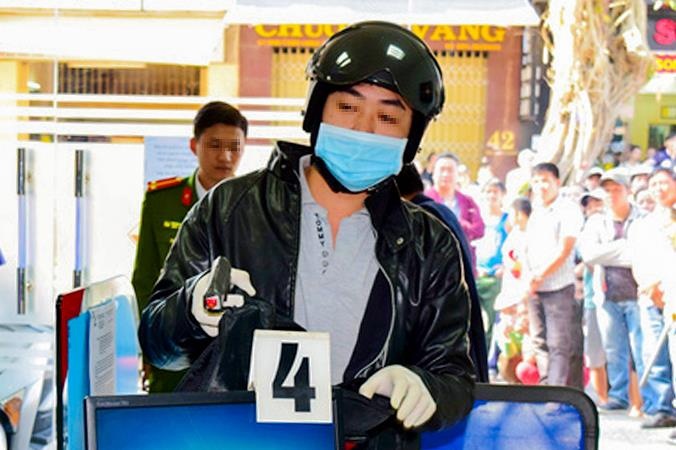 Cuu cong an bit mat no sung tai Vietcombank, sao khoi to toi gay roi? hinh anh
