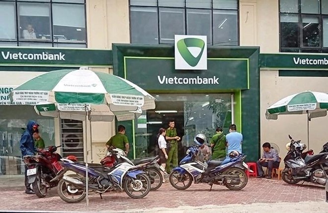 Công an nổ súng ở ngân hàng Vietcombank ảnh 1 Cong an no sung o ngan hang Vietcombank anh 1