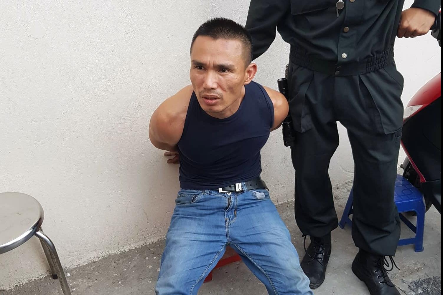 Canh sat 141 khong che thanh nien mang sung va ma tuy hinh anh