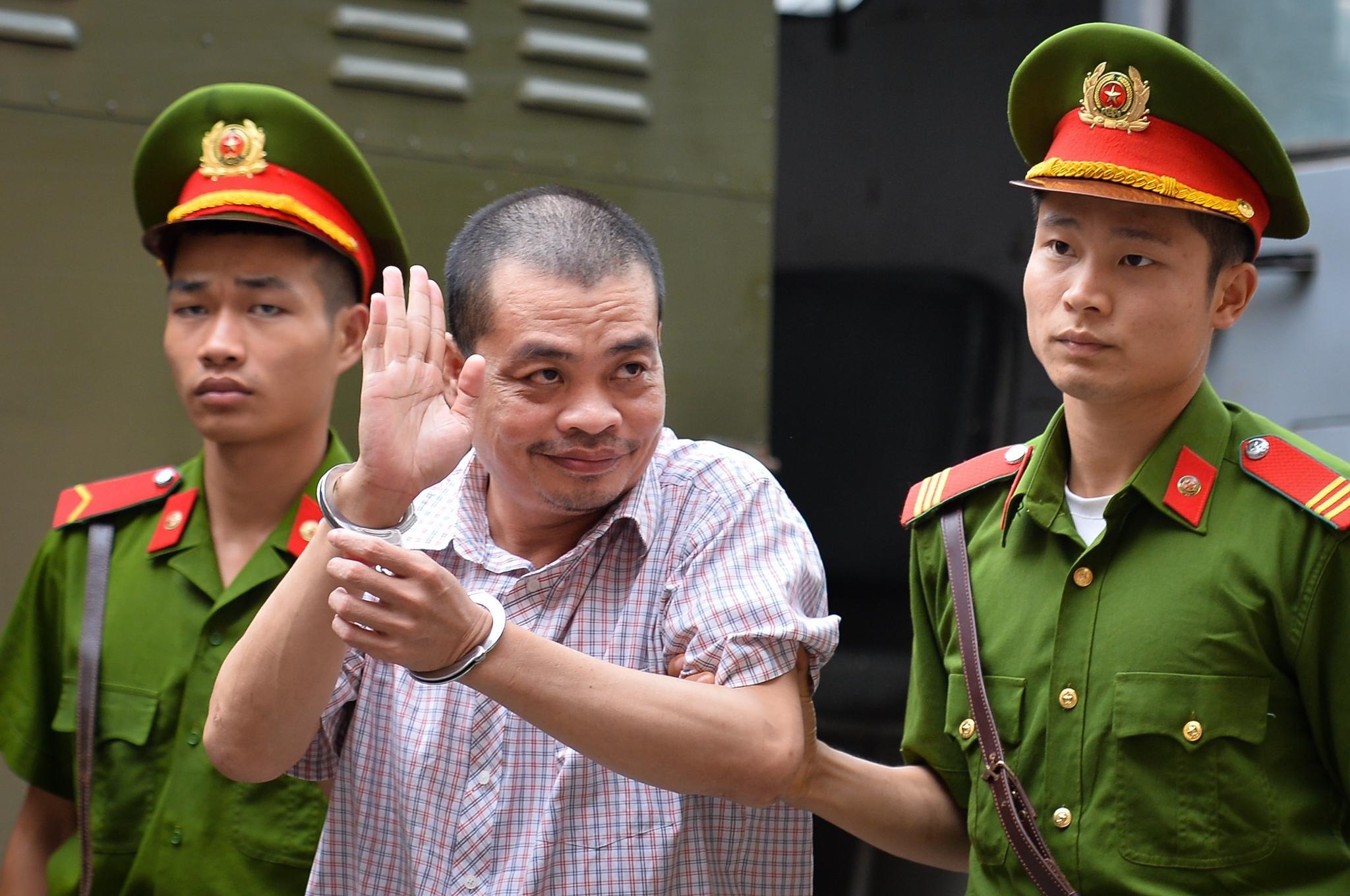 Vi sao cong an de Vu Trong Luong dua bai thi ra khoi noi bao mat? hinh anh