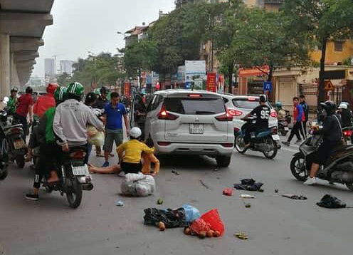 Oto tong loat xe may, 4 nguoi bi thuong hinh anh