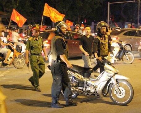 Cong an ghi hinh, beu ten 'quai xe' dua xe trai phep hinh anh