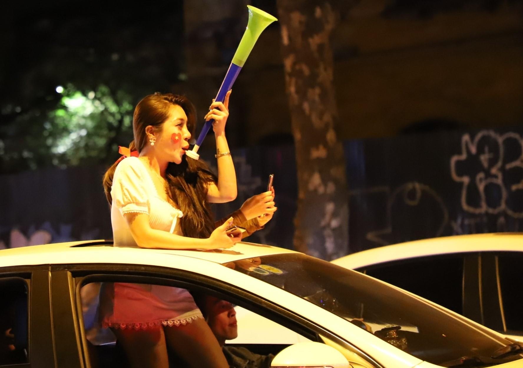 Nu CDV an mung tuyen Viet Nam chien thang hinh anh