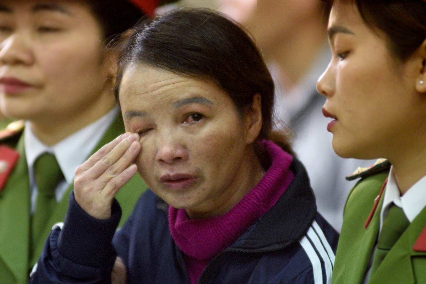 Xet xu me nu sinh giao ga anh 2