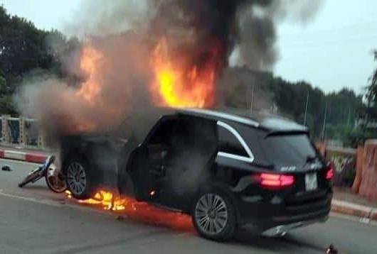 Khoi to vu nu tai xe Mercedes gay tai nan lien hoan hinh anh