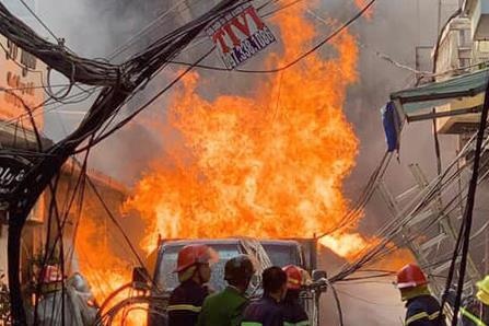 Hien truong vu chay nha 2 tang ban gas hinh anh