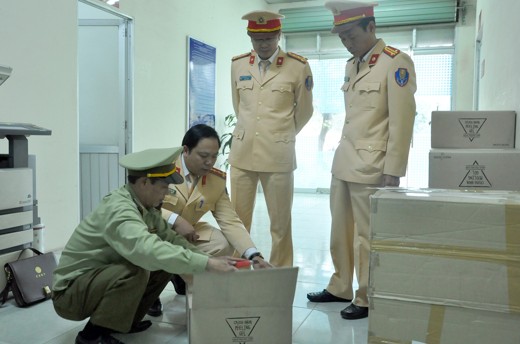 CSGT bat hang lau anh 1