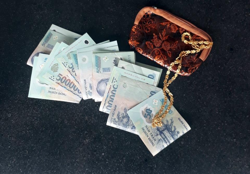 Hoc sinh lop 3 tra lai tien, vang cho nguoi danh roi hinh anh