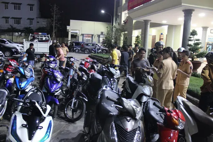 Cổ động viên đi bão ảnh 1 Co dong vien di bao anh 1