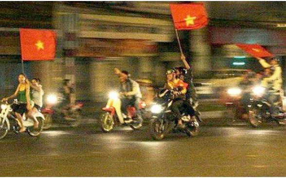 Xu ly 200 thanh nien 'di bao' sau chien thang cua U22 Viet Nam hinh anh