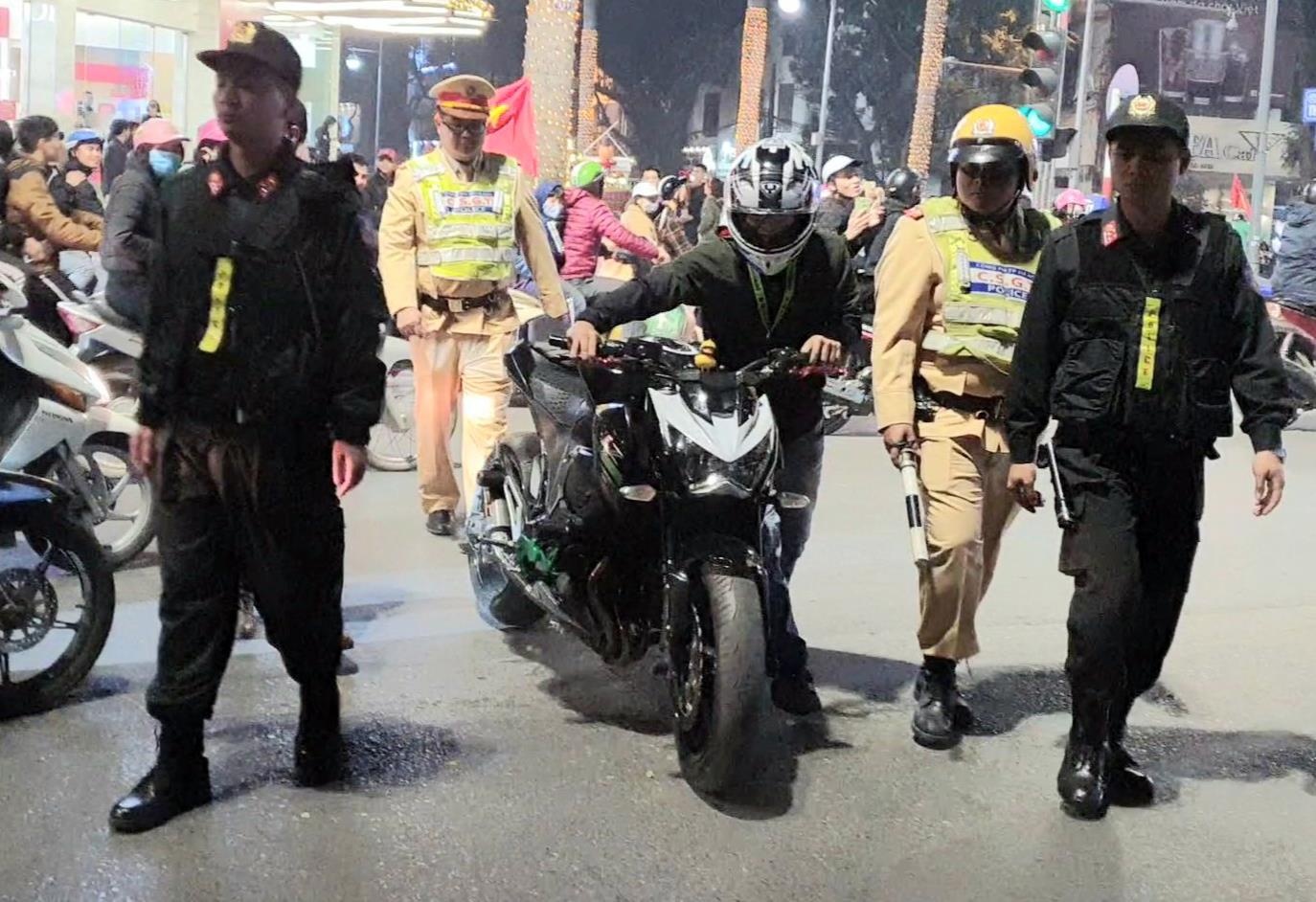 Xe Kawasaki bi tam giu vi tai xe co vu bong da qua khich hinh anh