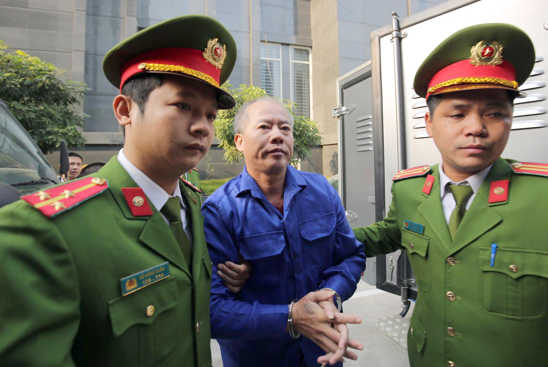 Anh trai tham sat ca nha em anh 1