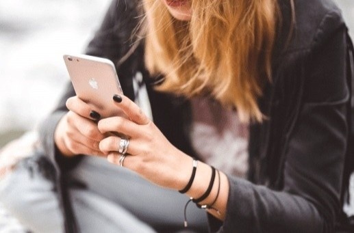 Gia cuoc goi video qua Facebook de lua tien hinh anh