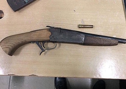 Bi danh gay chan khi vac sung ra quan nuoc uy hiep ban hinh anh