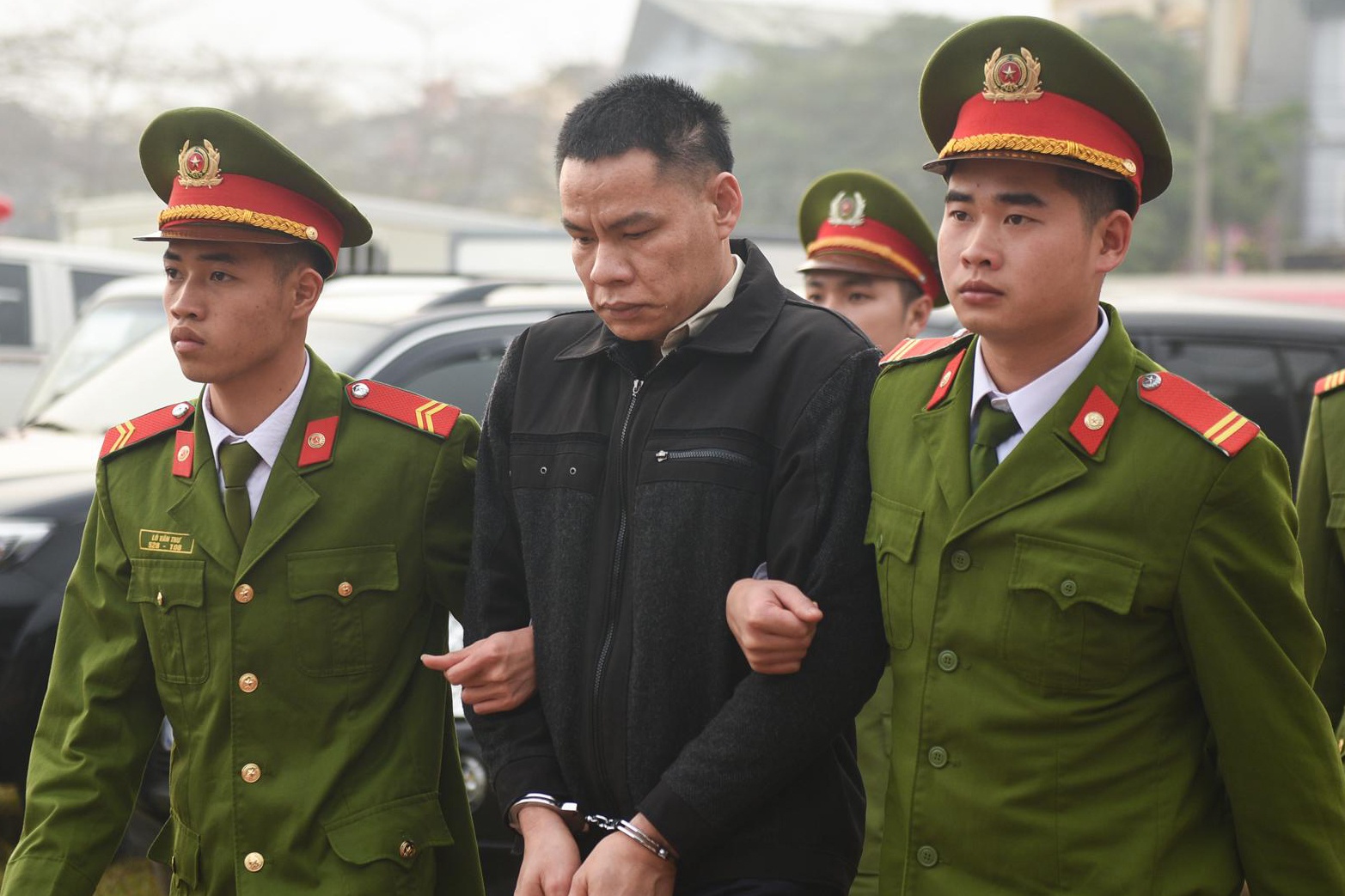 Vien kiem sat: Nhom bat coc nu sinh giao ga do can tien tieu Tet hinh anh