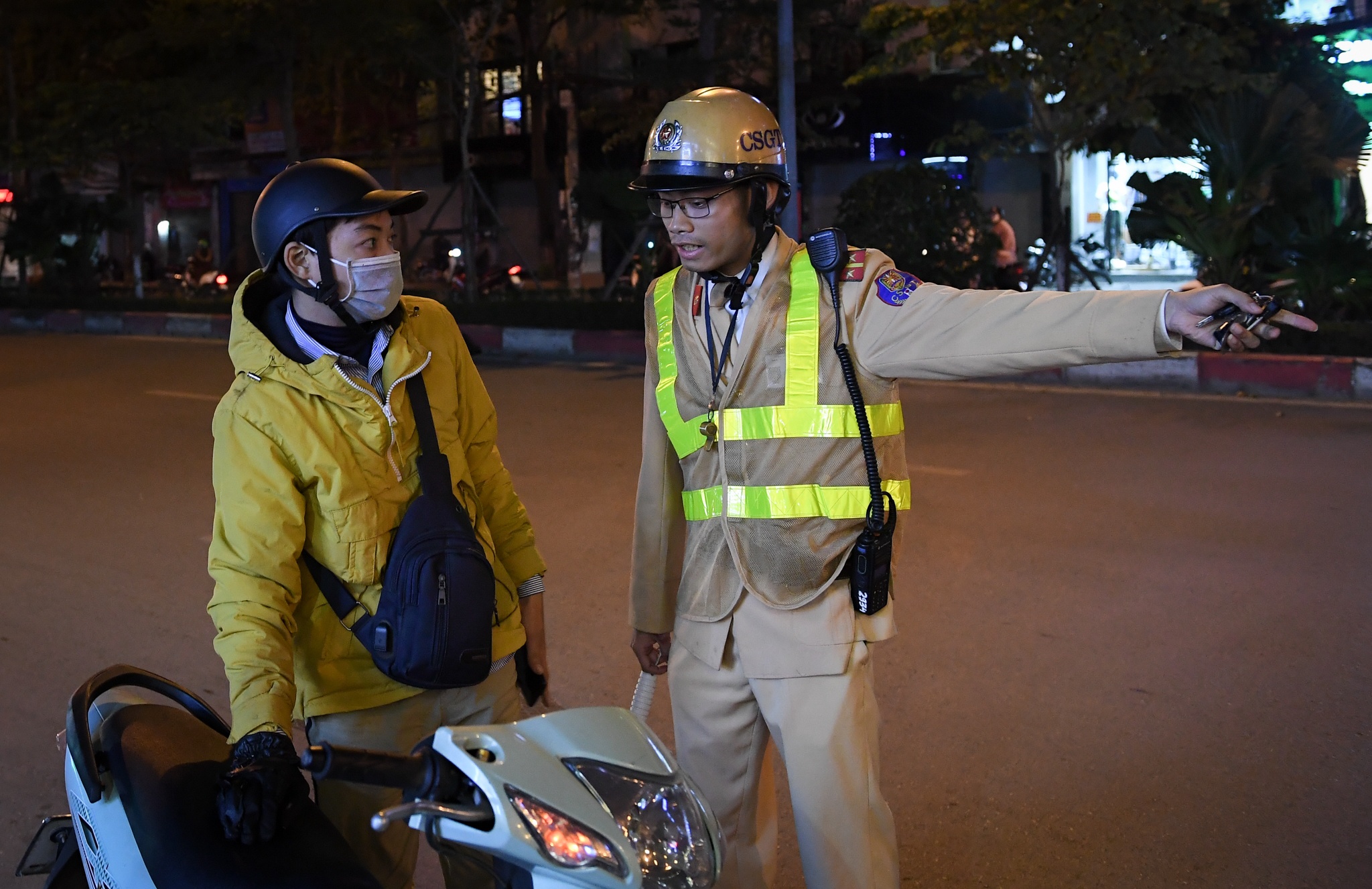 CSGT kiem tra nong do con anh 2