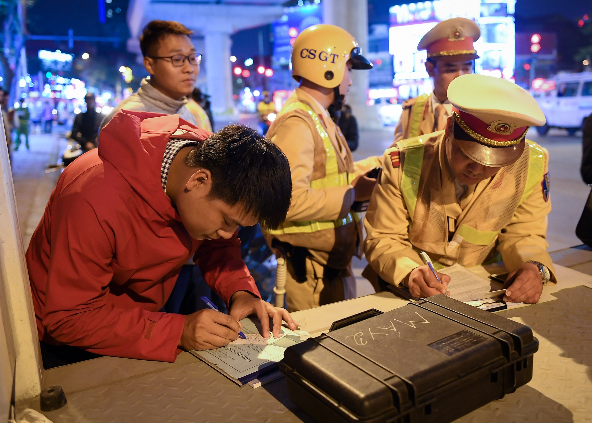 CSGT kiem tra nong do con anh 3