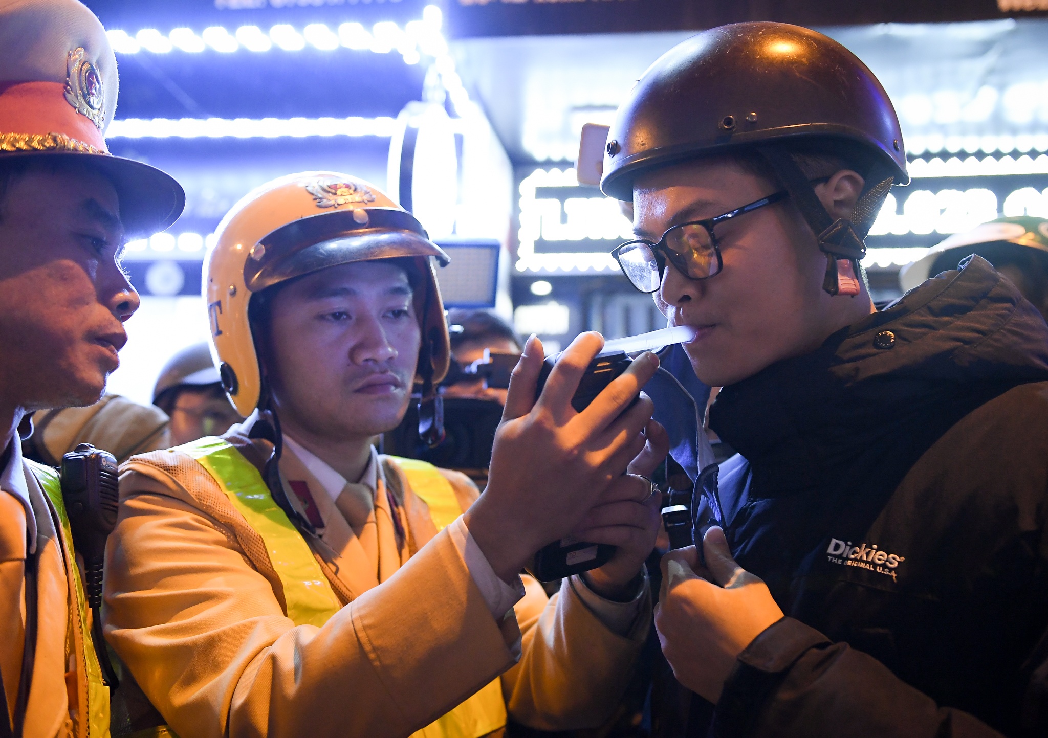 CSGT kiem tra nong do con anh 4