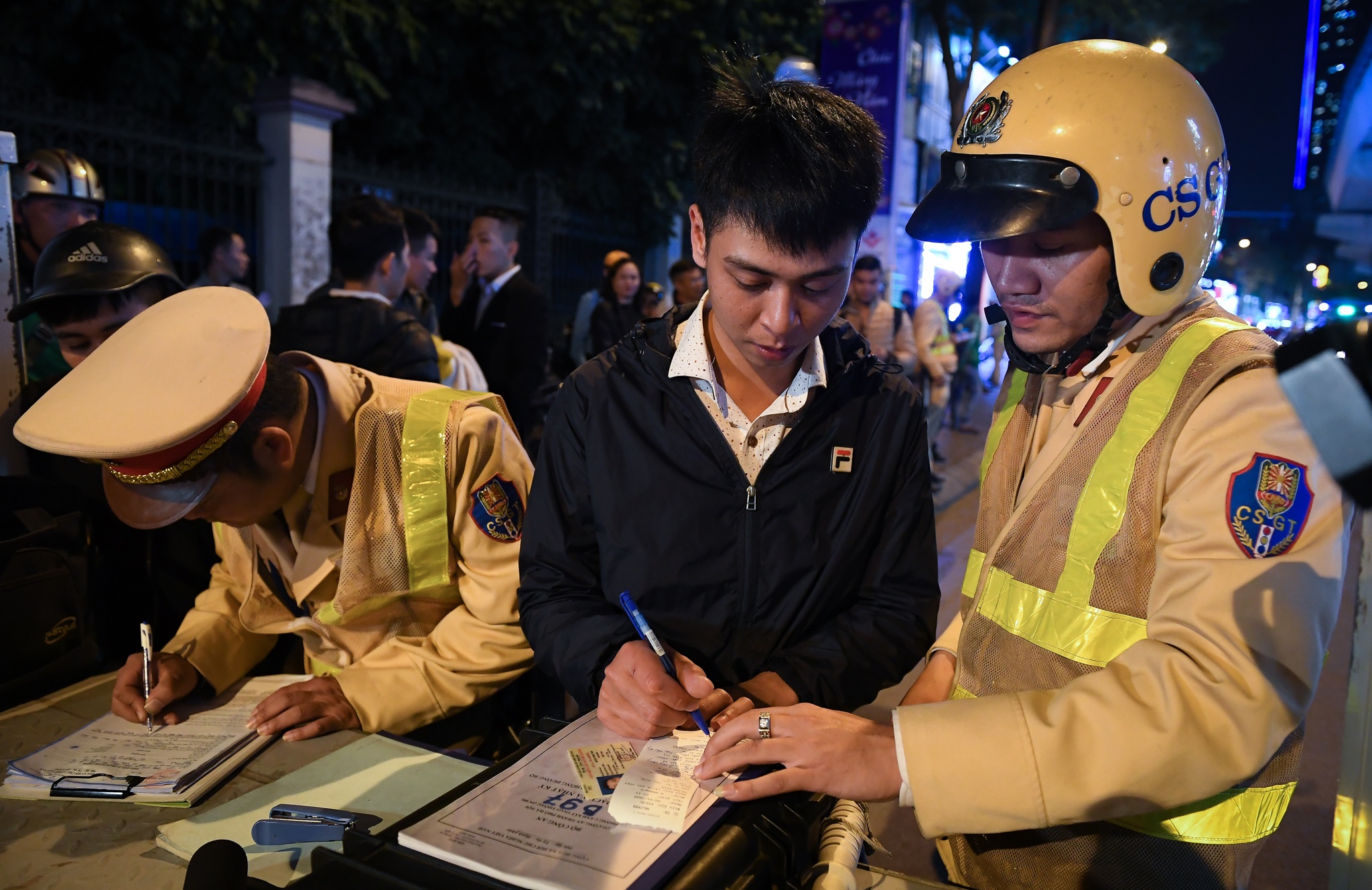 CSGT kiem tra nong do con anh 6