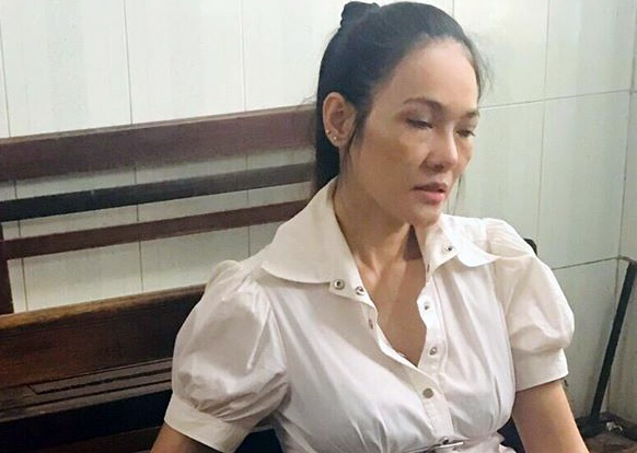 Nu hanh khach van chuyen thuoc lac tren tau hoa Bac - Nam hinh anh